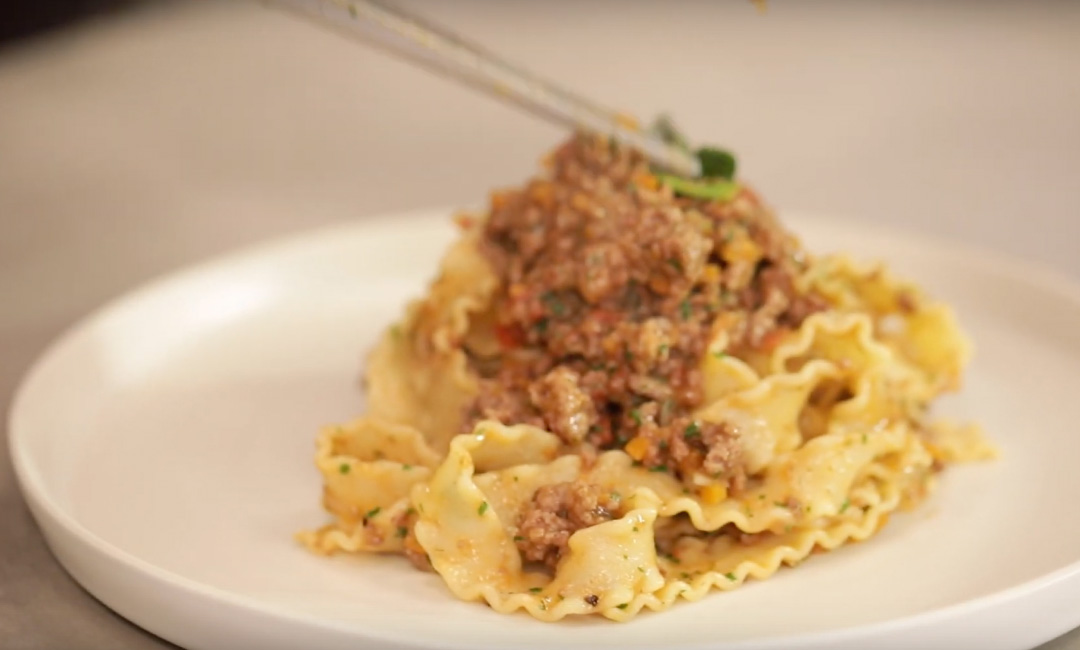 Ζυμαρικά Bolognese Rossa με Mafaldine και γιαούρτι (video)